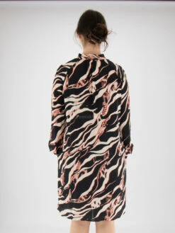 Marc Cain VS 21.03 W38 Jurken Zwart -Kleding Speciaal Winkel 160100693 4